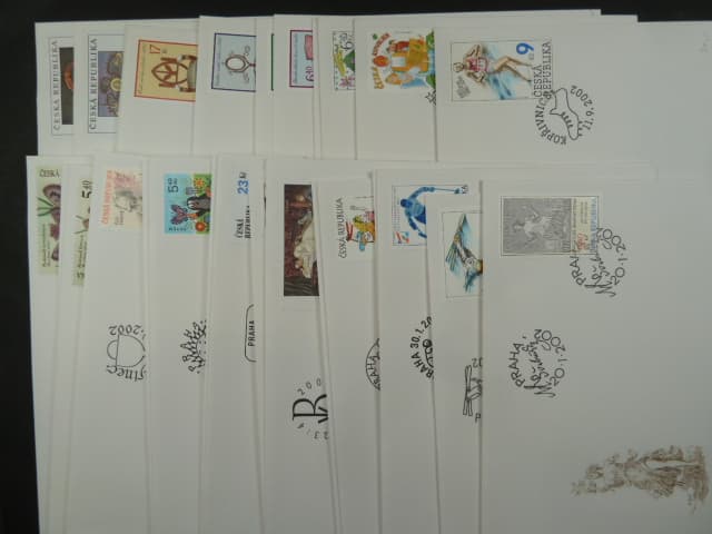 kompletní (chybí 2ks obálek č. 333 - 334) ročník obálek FDC 2002, kat. číslo 313 - 345, celkem 28 ks