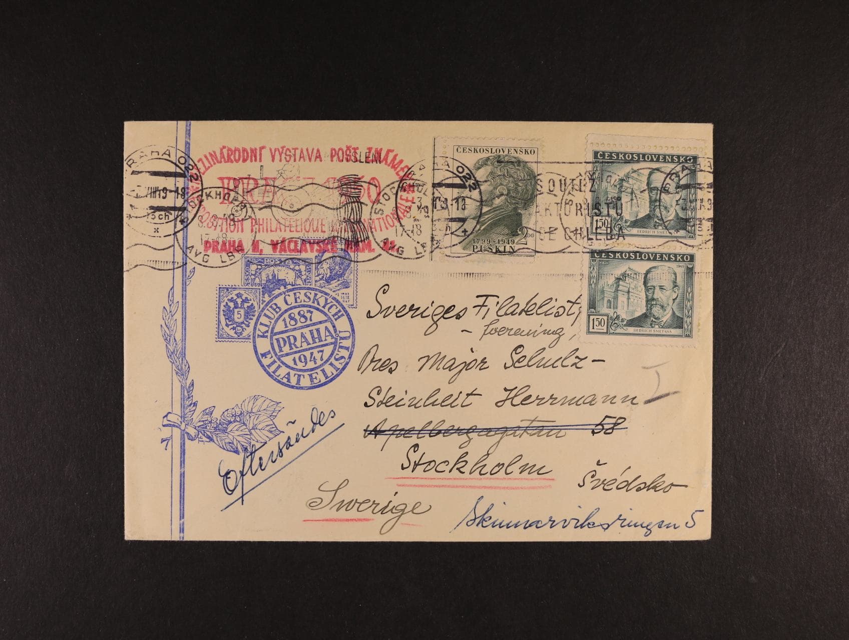 obálka s přítiskem KLUB ČESKÝCH FILATELISTŮ  EXPRES do Švédska, pod. raz. PRAHA 022 3.8.49, přídavný červený kašet MEZINÁRODNÍ VÝSTAVA POŠTOVNÍCH ZNÁMEK PRAGA 1950 a přích. raz. STOCKHOLM 8.8.49