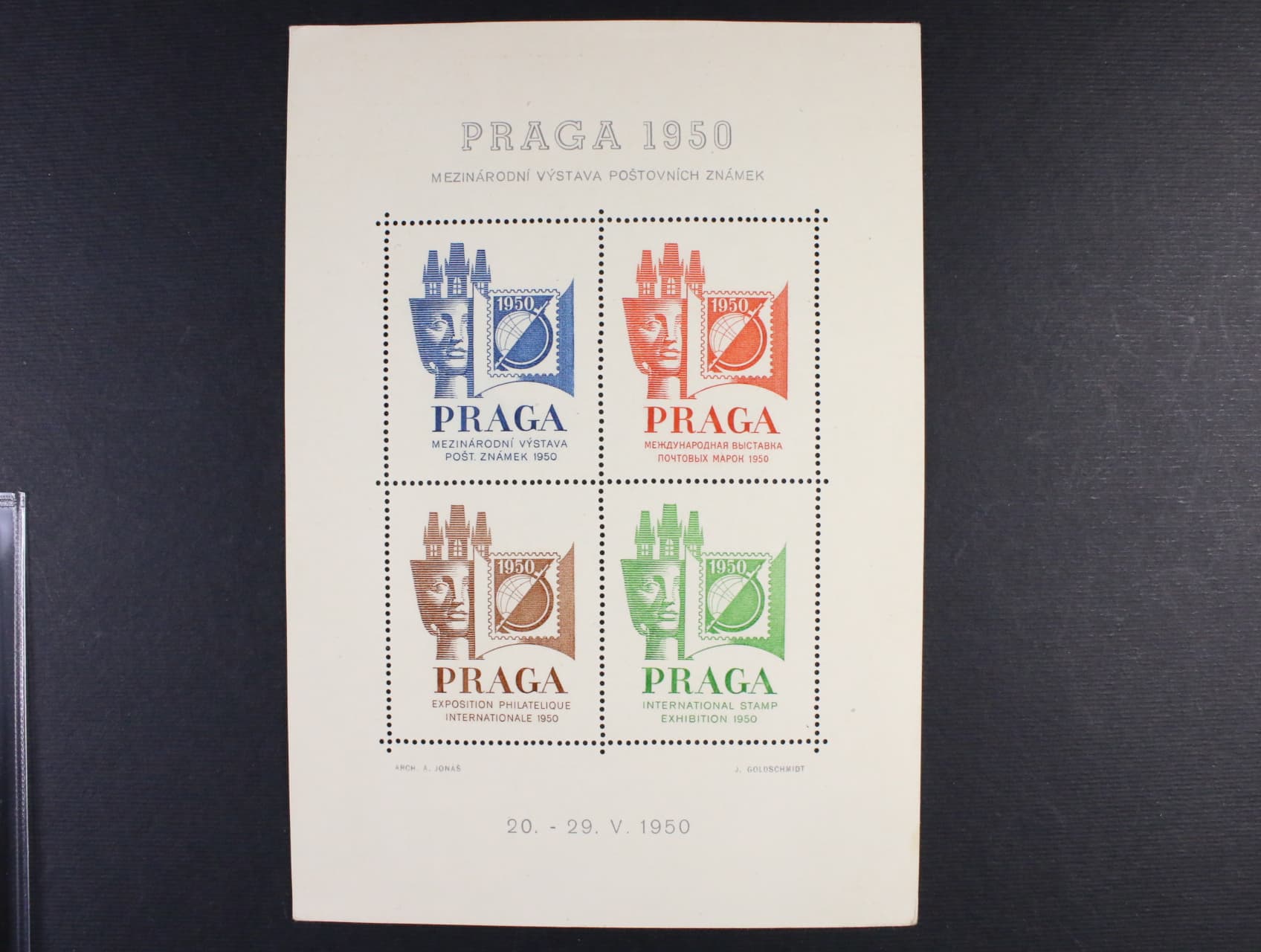 Propagační aršík ke světové výstavě poštovních známek PRAGA 1950 v horní části rožky a uprostřed mírně ohlý
