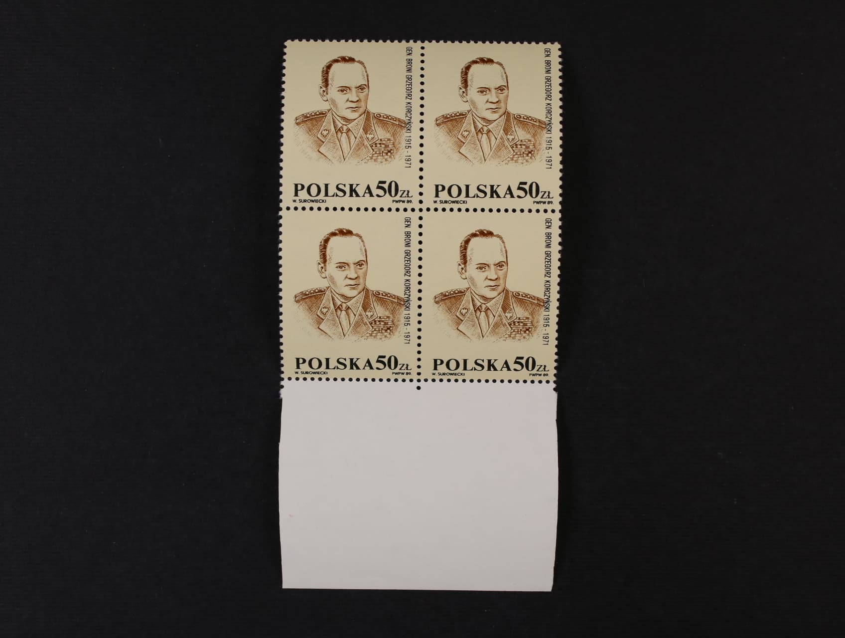 nevydaná zn. Mi. č. VI z r. 1989 s portrétem Gen. Korczyňski ve čtyřbloku se spodním okrajem, kat. cena cca 600 EUR