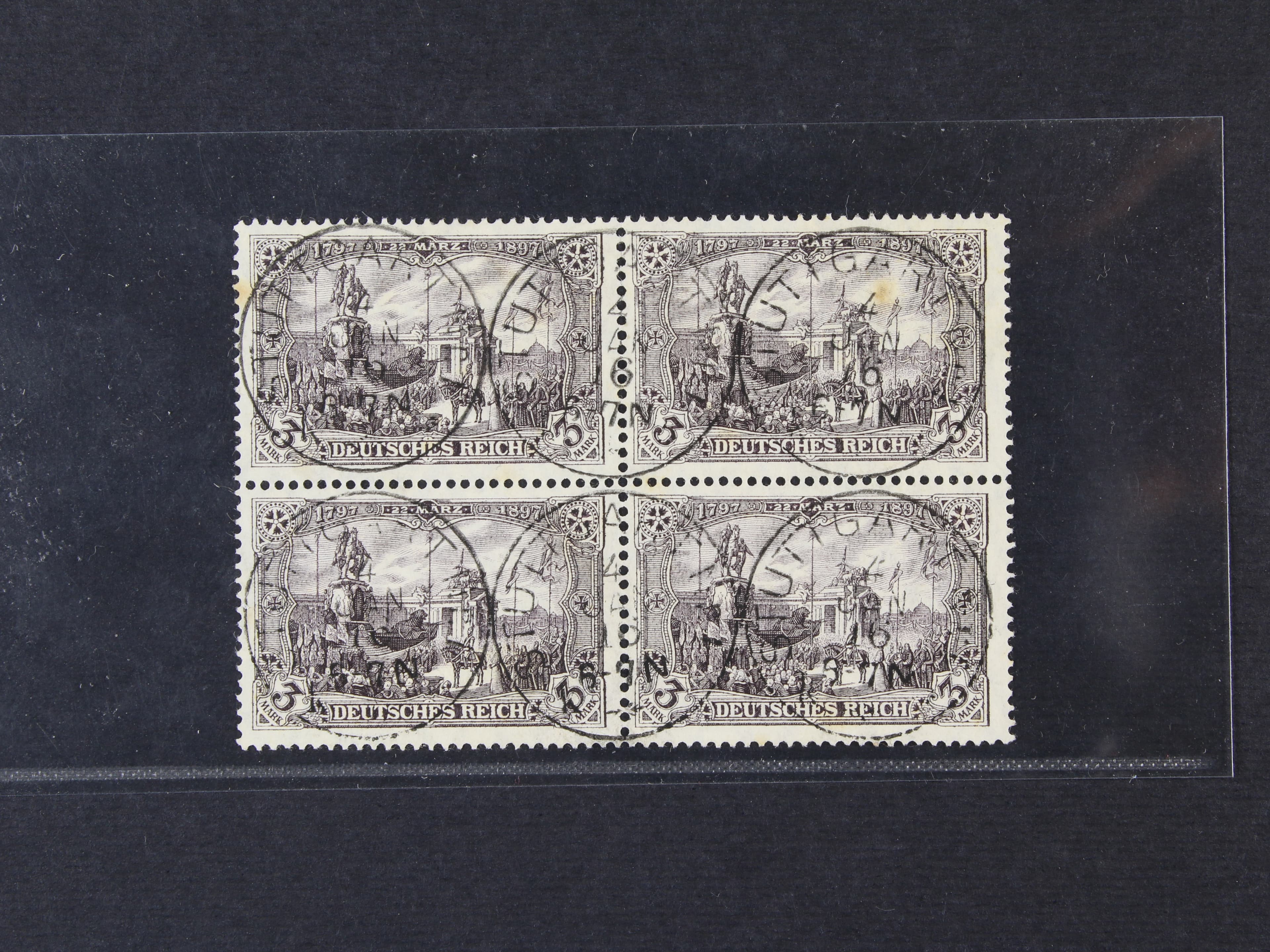 zn. Mi. č. 96 A I ve čtyřbloku s šesti jednokruh. raz. STUTTGART 4.1.1916, ve svislé perforaci natrženo, zajímavé