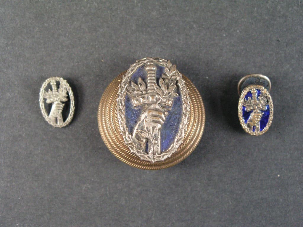 Čepicový odznak, odznak do knoflíkoné dírky, odznak na jehlu s ulomenou jehlou, 1938-45, 3 ks.