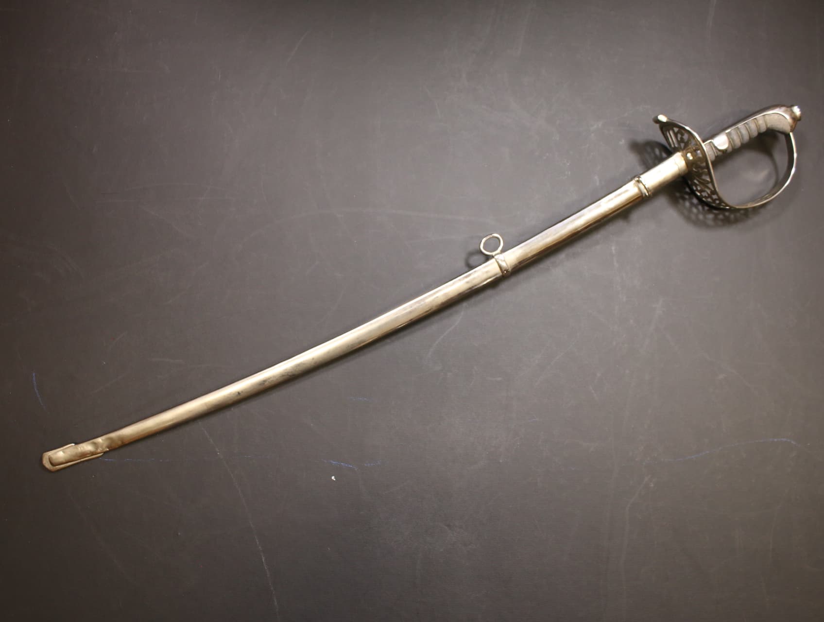 Jezdecká důstojnická šavle vz. 1869, vycházková, značená výrobcem ROBERT HERMES, SOLINGEN