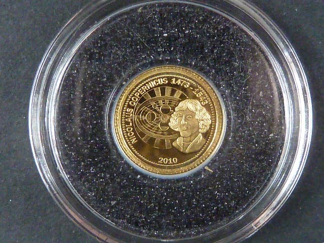 1 Dolar 2010 Mikuláš Koperník, Au 999/1000, 0,5g, průměr 11 mm, certifikát