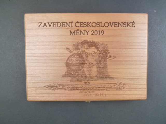 dřevěná etue na 2 ks Au mincí 10.000 Kč 2019 s gravírováním Zavedení Československé měny 2019