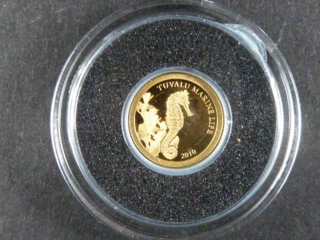 Tuvalu, 1 Dollar 2010 Marine life,  Au 0,999, 0,5g, náklad 5000 ks, průměr 11 mm, z cyklu nejmenší zlaté mince světa