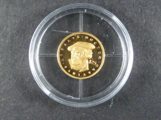 Libérie, 25 Dollars 2000, Au 999/1000, 0,73g, průměr 11 mm, z cyklu nejmenší zlaté mince světa