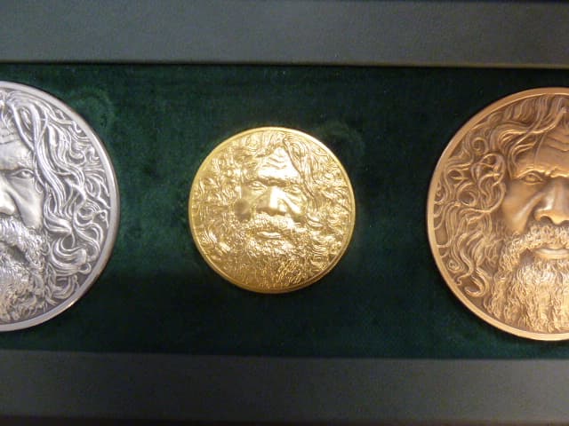 Au + Ag + Cu medaile V.Oppla - Aboriginal Art z cyklu pocta medailérům 1.díl, Au 0.999, 52,35g, Ag 999, 110g, Tombak 95 g, 60 mm, ražba Česká mincovna 2021, náklad 10 ks číslovaných, etue, certifikát