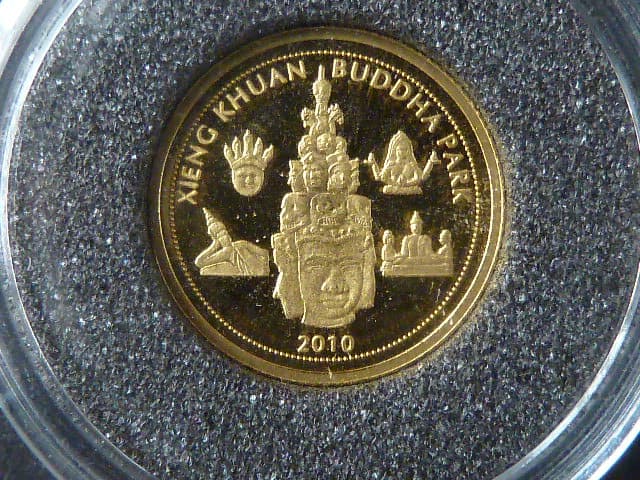 1000 Kipů 2010, Buddha park, Au 0.999, 1 g, průměr 13,92 mm, z cyklu nejmenší mince světa
