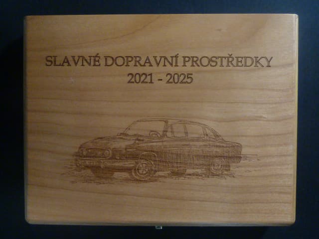 dřevěná etue na 5 ks Ag mincí 500 Kč 2021 - 2025 s gravírováním Slavné Dopravní Prostředky