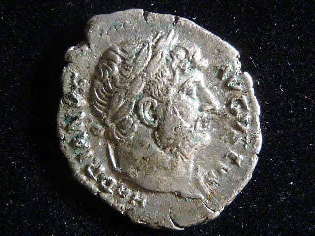 Denár var. šestipaprsková hvězda, rok 117-138 n.l. - Hadriánus