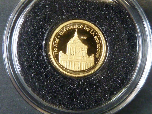 1500 Francs 2007 - 750.let university v Sorboně, Au 0,999, 0,5g, náklad 5000 ks, průměr 11 mm