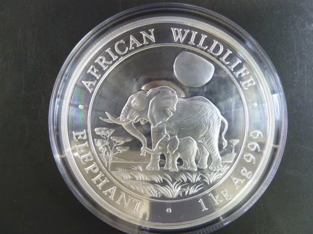 2000 Shillings 2011- 1 Kg Ag - sloni, kvalita proof, Ag 999/1000, 1000g, etue