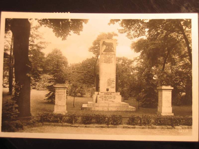 Brno, čb. fotopohlednice, italský pomník na Špilberku, prošlá 1935