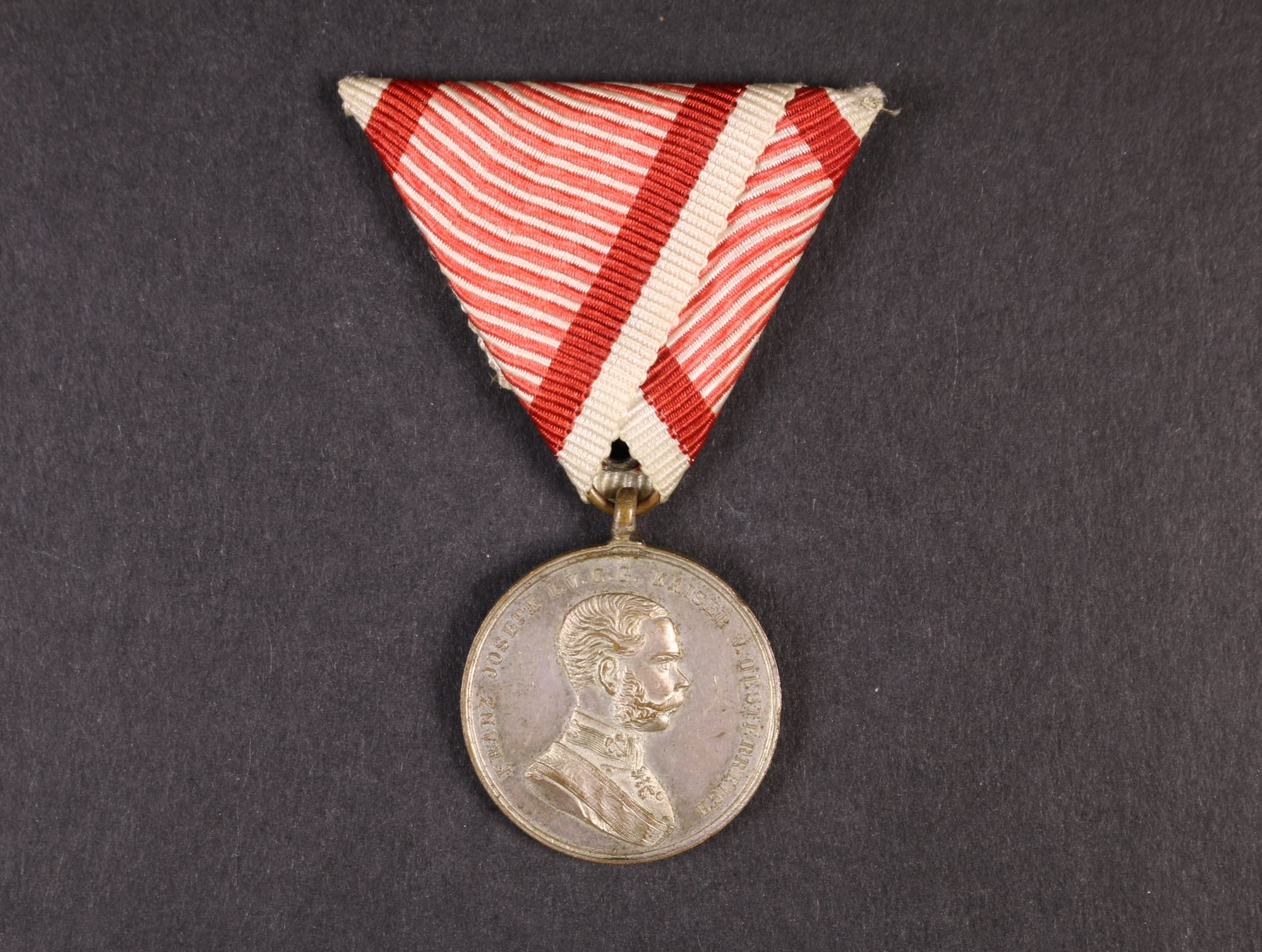 Medaile za statečnost II. třídy, náhradní kov, původní vojenská stuha, vydání 1914 - 1917