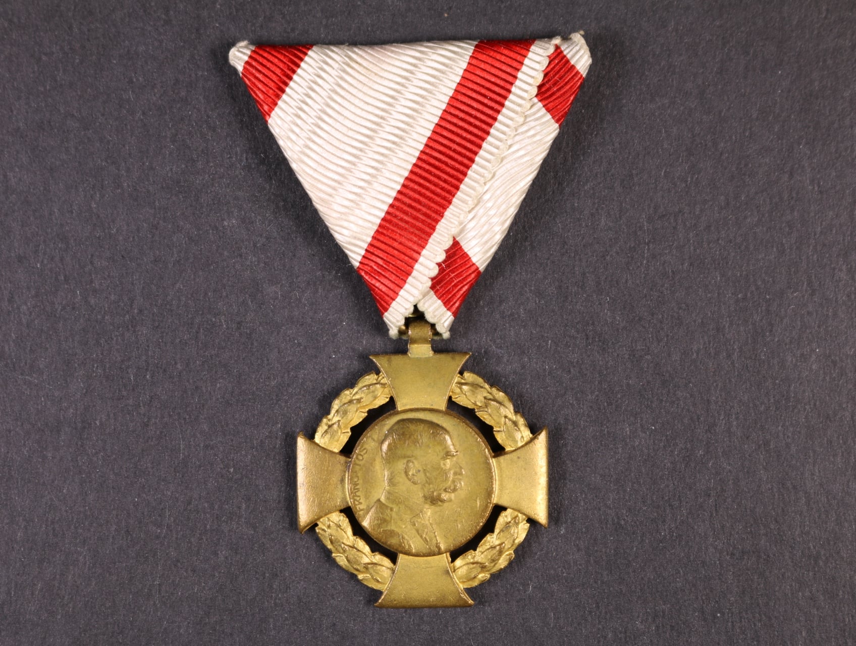 Jubilejní kříž 1908 na původní vojenské stuze