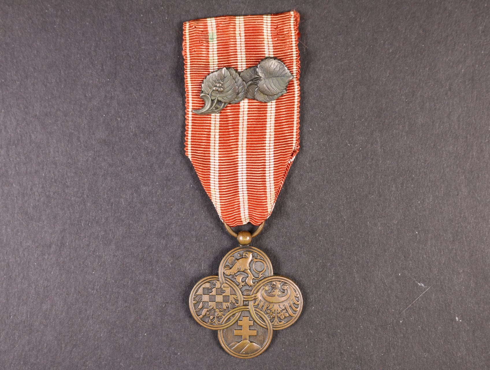Československý válečný kříž 1918, 1x lipová ratolest