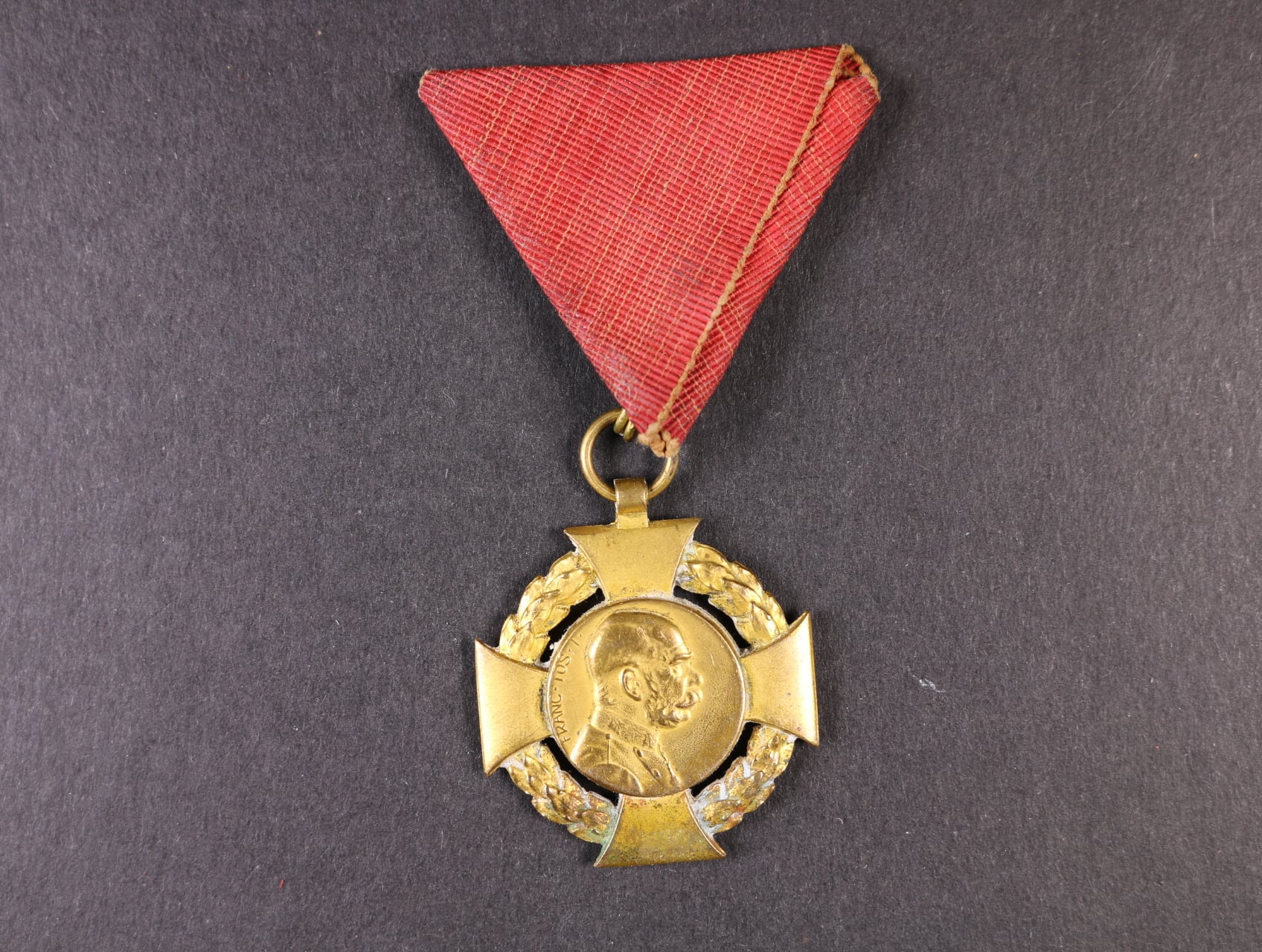 Jubilejní kříž z r. 1908, na původní civilní stuze