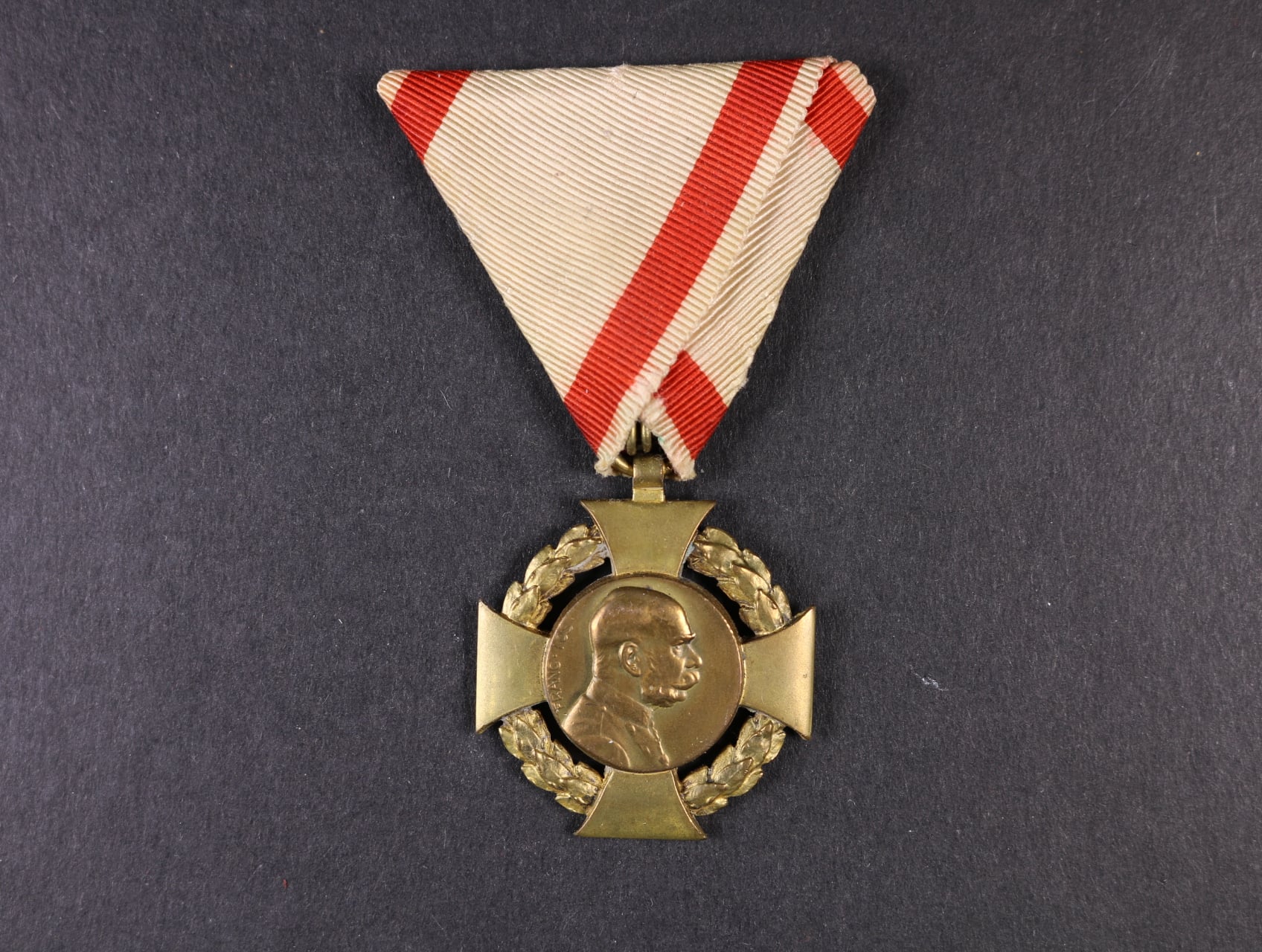 Jubilejní kříž 1908 na původní vojenské stuze