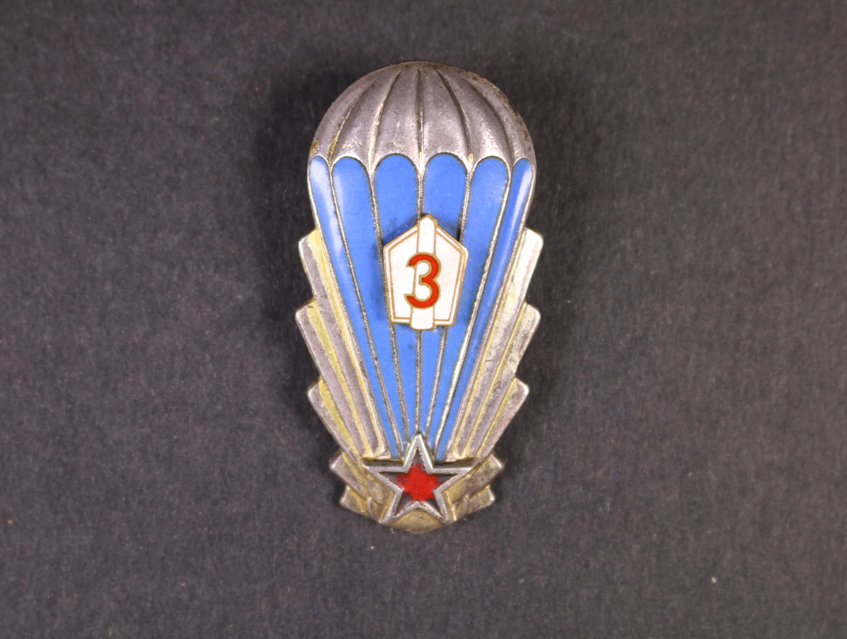 Odznak výsadkového vojska 3. třídy z obdobi 1965-1992 č.3357, první typ