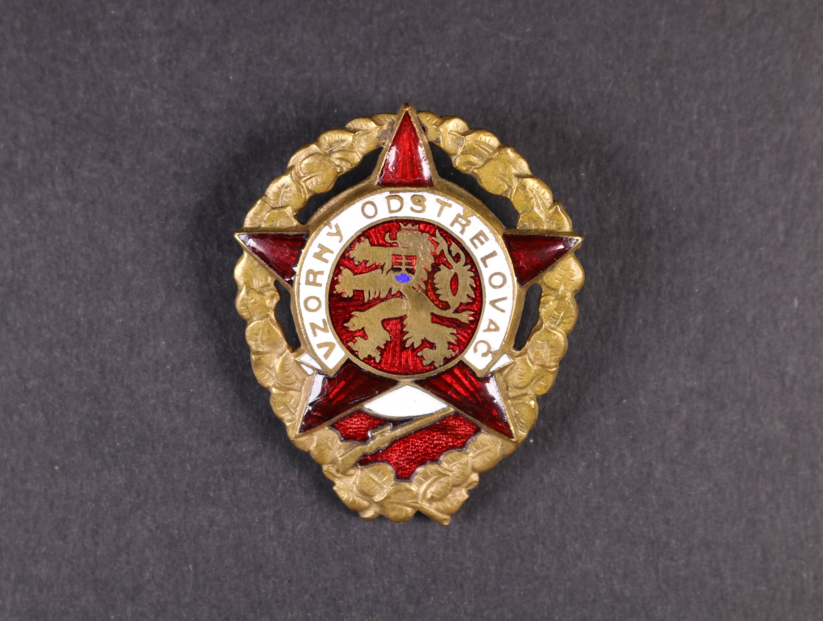 Vzorný odstřelovač č.01046, opravený smalt v cípech hvězdy