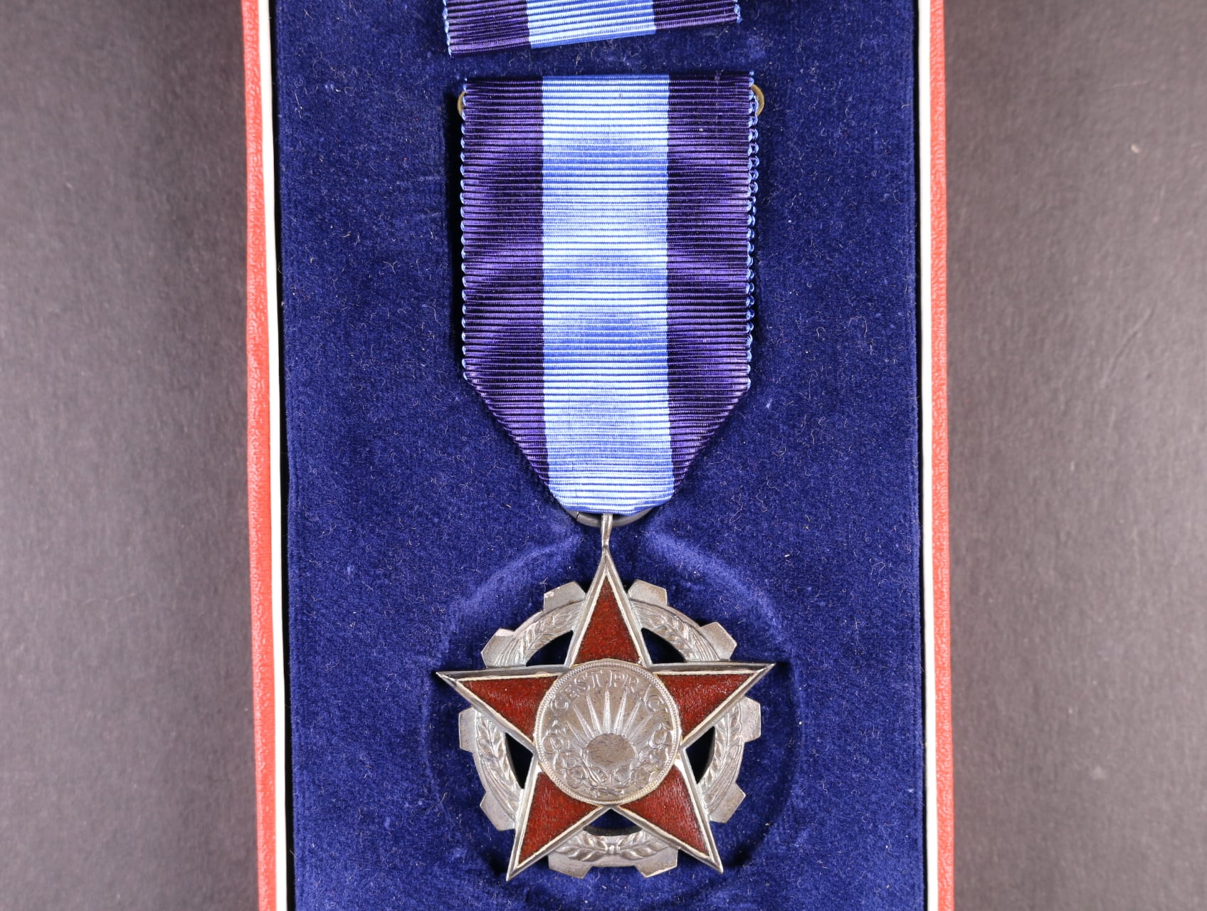 Řád práce II. vydání po roce 1960 ČSSR č. 6046, punc Ag 925, značka výrobce Mincovna Kremnica + etue