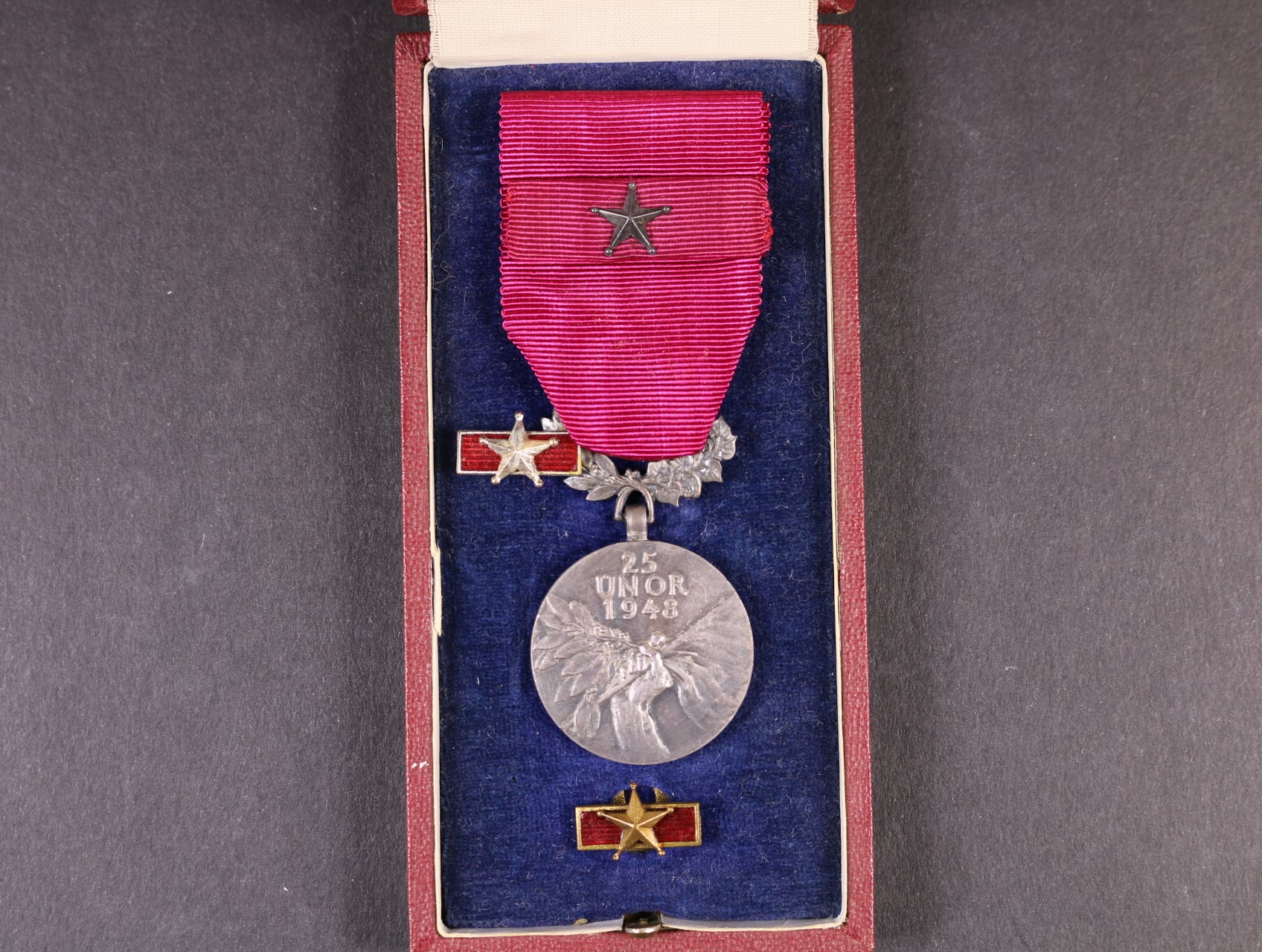 Řád 25. února – II. Třída, výrobce Karnet Kyselý, punc Ag 900 + orig. etue