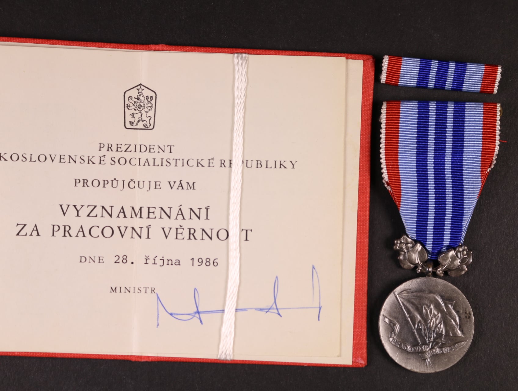 Medaile - za pracovní věrnost - ČSSR, punc Ag 925/1000, značka výrobce Mincovna Kremnica + knížka