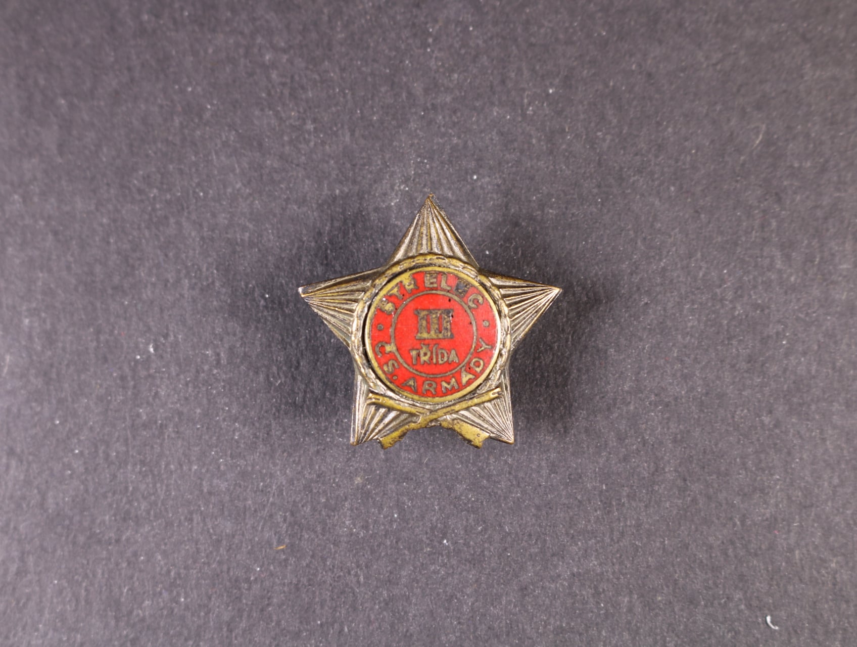 Střelec ČS armády III. třídy, starší provedení, značka výrobce Zukov Praha, chybí matka