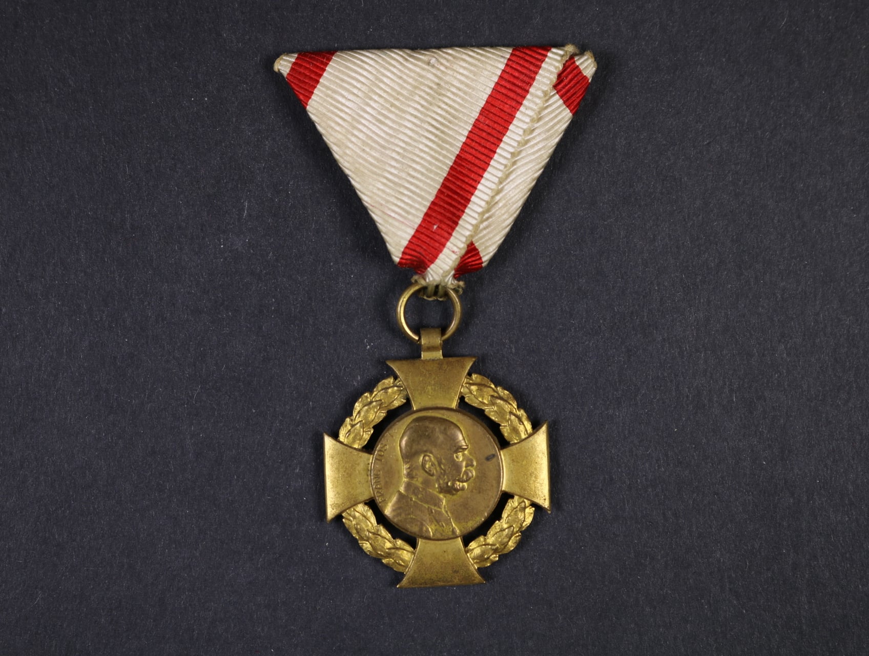 Jubilejní kříž 1908 na původní vojenské stuze