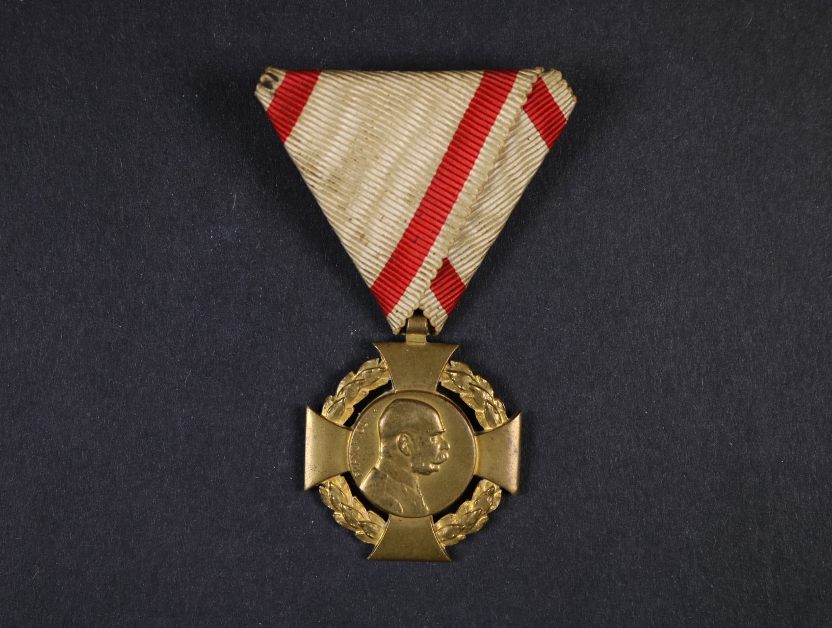 Jubilejní kříž 1908 na původní vojenské stuze