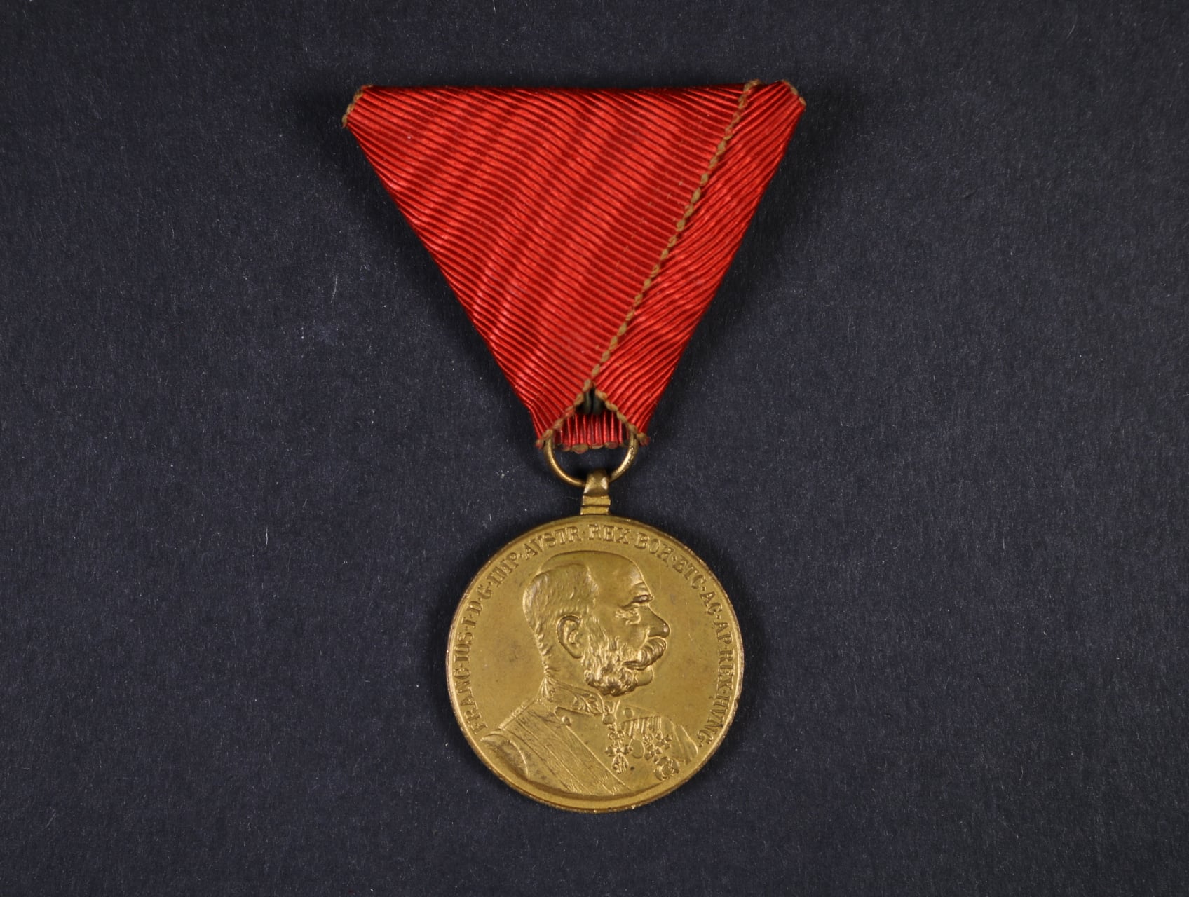 Vojenská jubilejní pam. medaile z r.1898, zlacený bronz, původní stuha