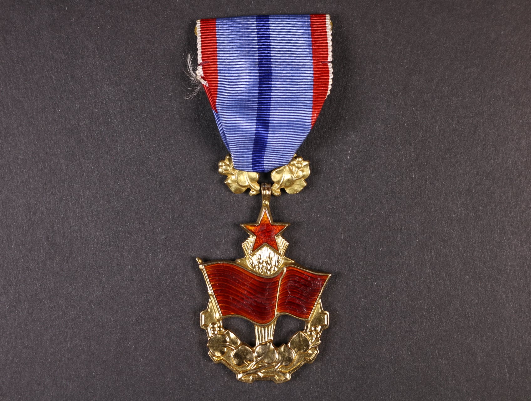 Řád rudého praporu práce ČSSR č.12666, punc Ag 925, značka výrobce ZUKOV, originální etue
