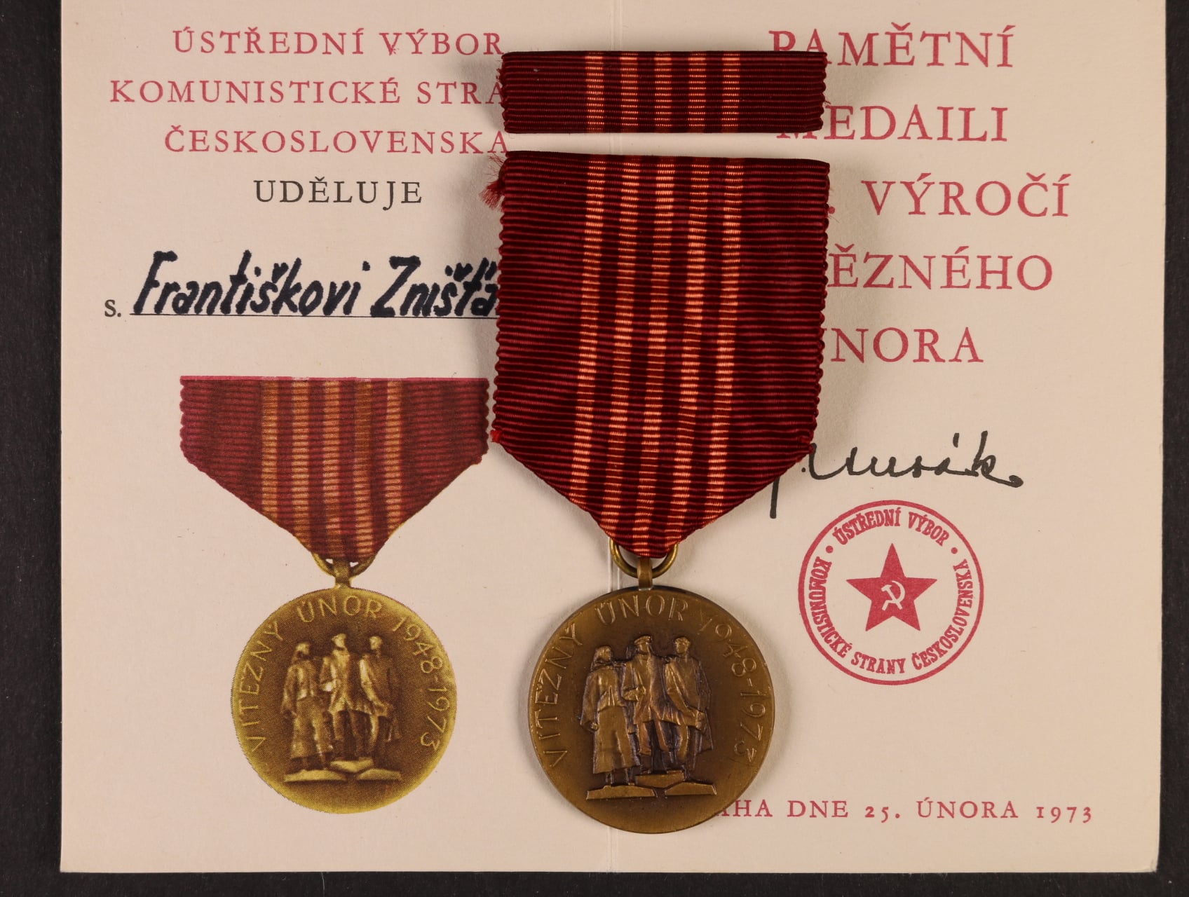 Pamětní medaile k 25. výročí vítězného února + průkaz