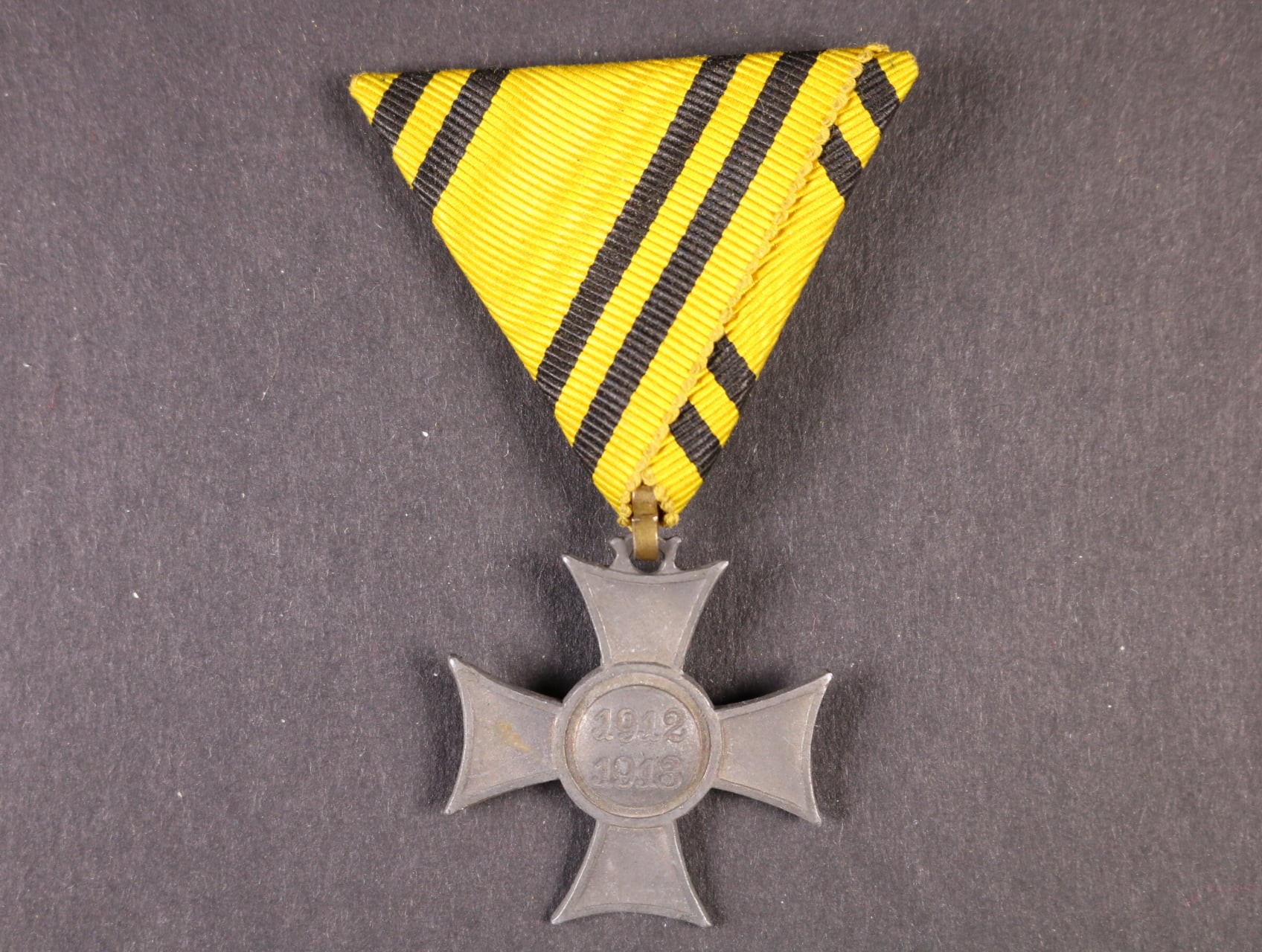 Mobilisační kříž 1912-13 s rytým letopočtem, náhradní kov, původní stuha