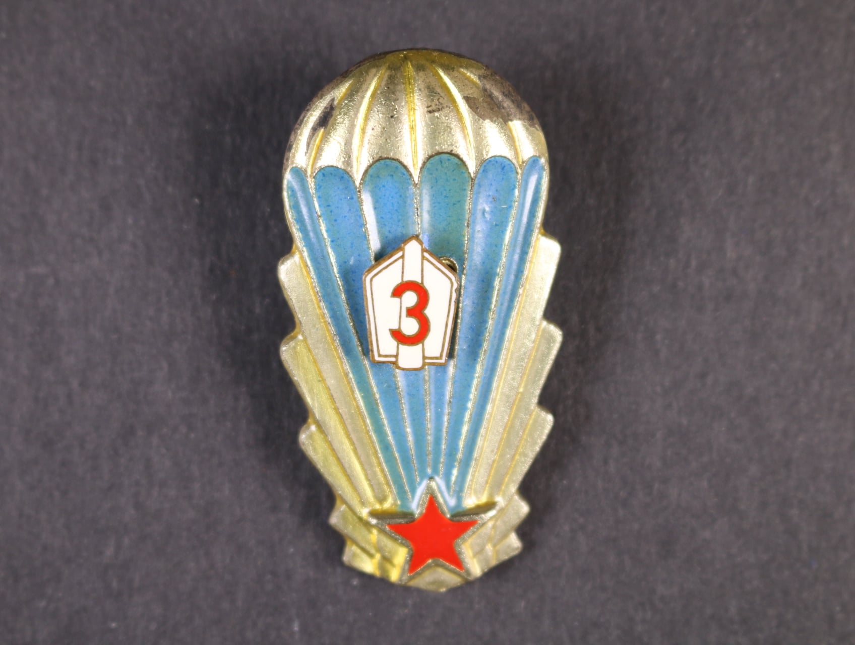 Odznak výsadkového vojska 3. třídy z obdobi 1965-1992, druhý typ