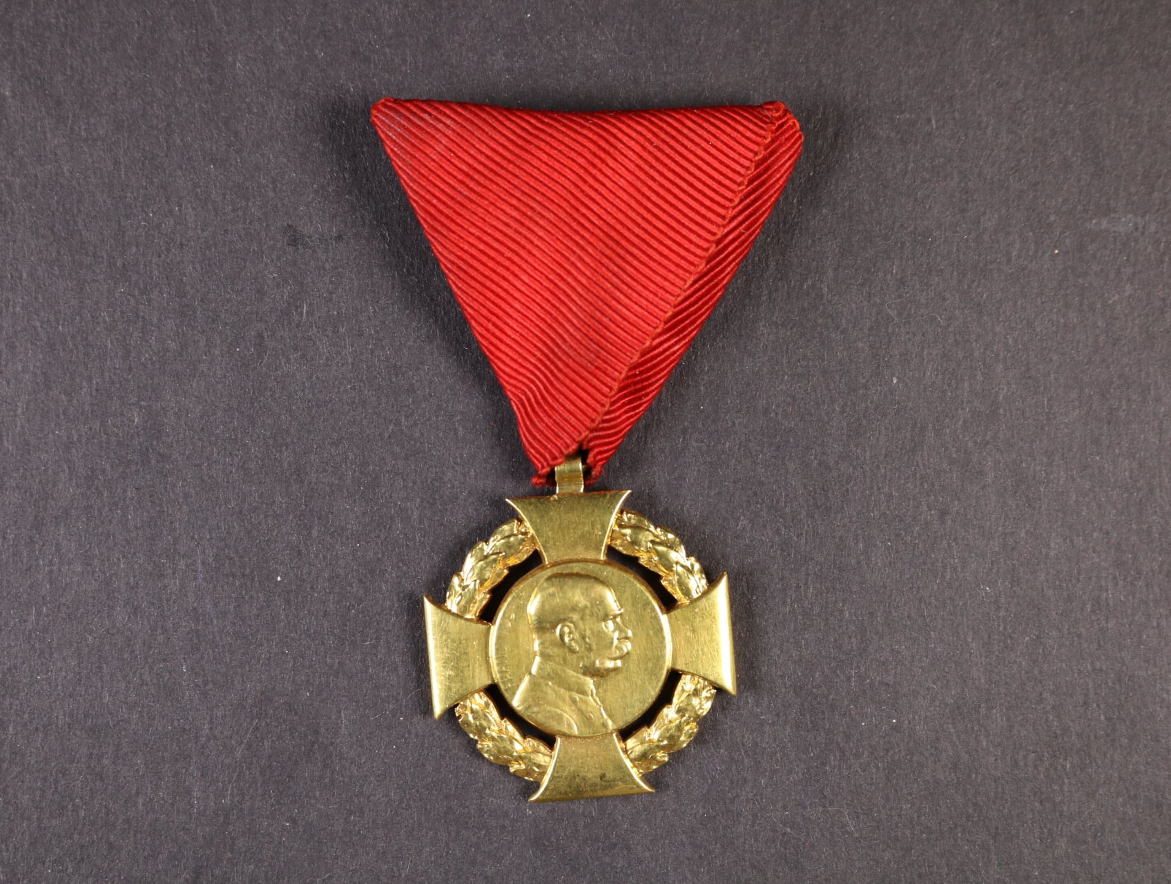 Jubilejní kříž z r. 1908, na původní civilní stuze