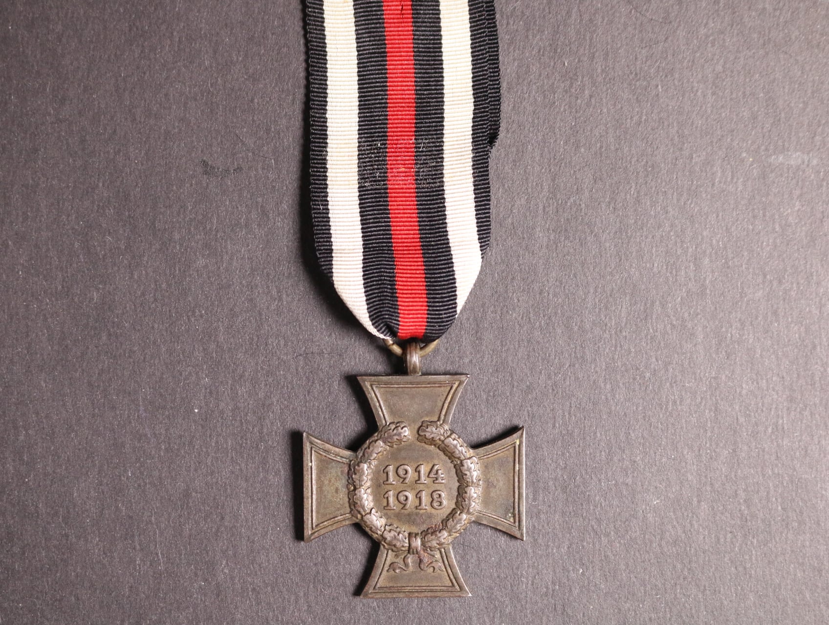 Čestný kříž 1914-1918 pro vdovy a rodiče padlých, na reversu značka G2