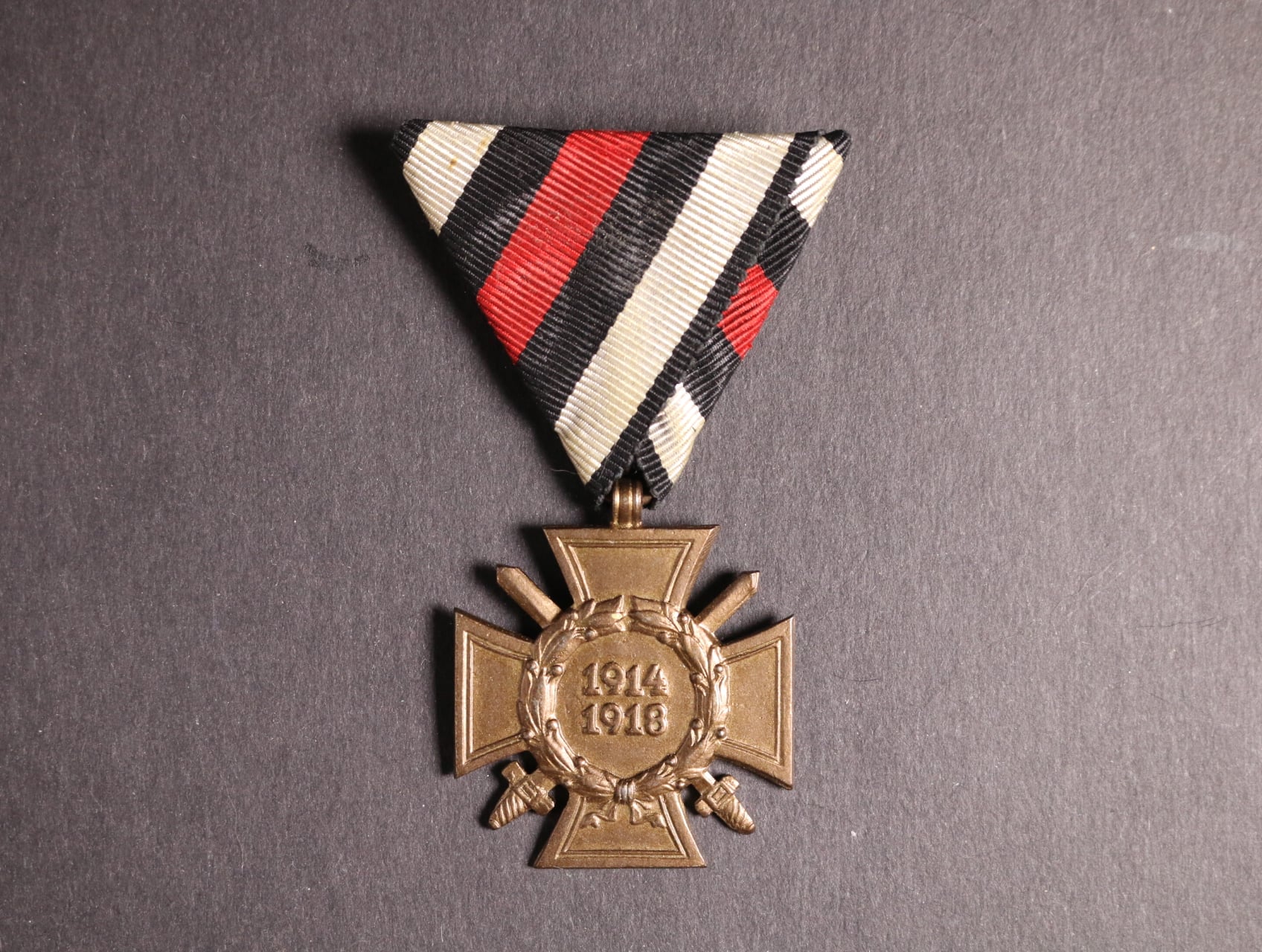 Čestný kříž 1914-1918 pro frontové bojovníky na trojúhelníkové stuze