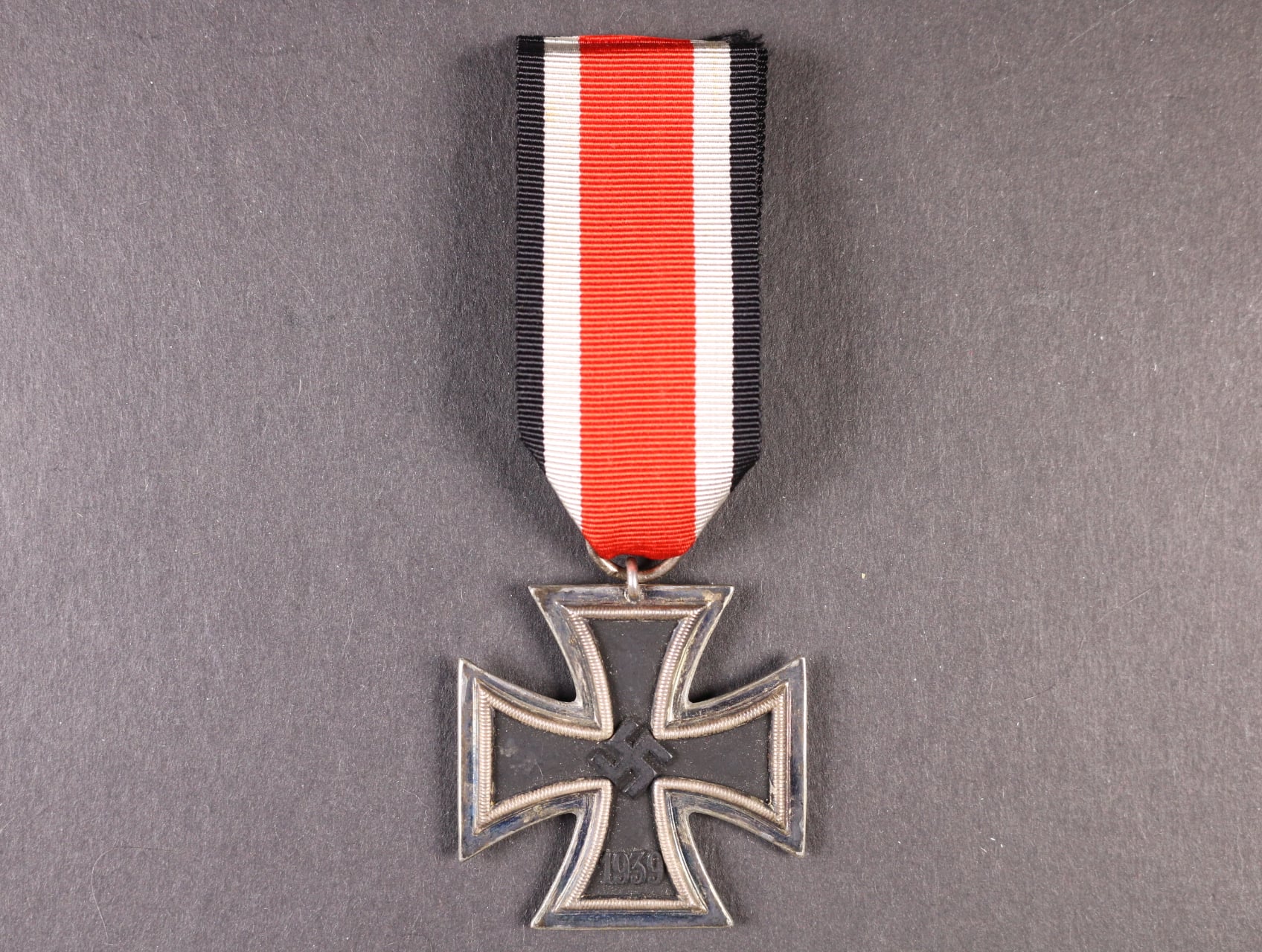 Železný kříž II. stupně 1939, na kroužku značka výrobce, 24, Arbeitsgemeinschaft der Hanauer Plakettenhersteller, Hanau a. M.