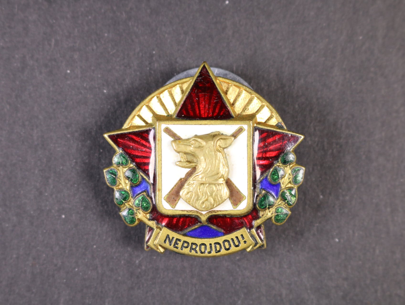 Odznak Neprojdou, beztřídní, starší provedení, těžší kov