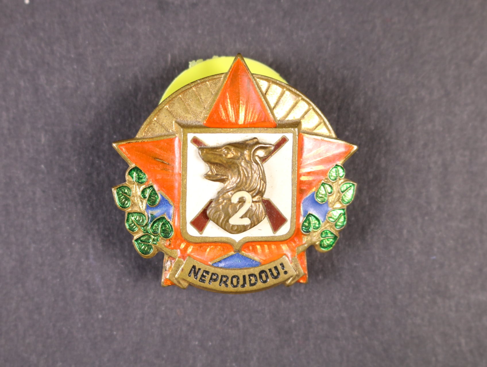 Odznak Neprojdou, 2. tř., starší provedení, těžší kov, oranžový smalt, značka výrobce Zukov