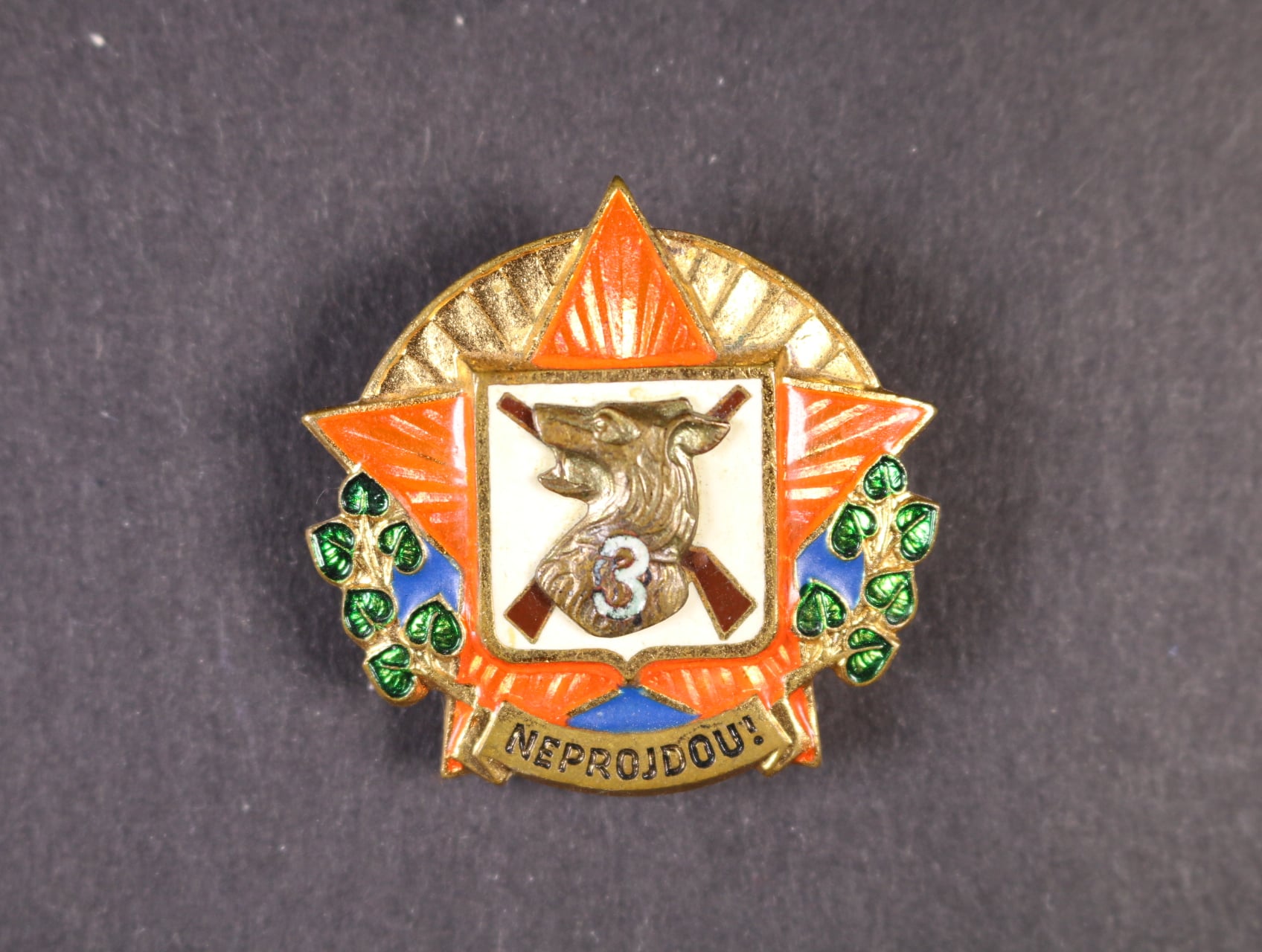 Odznak Neprojdou, 3. tř., starší provedení, těžší kov, oranžový smalt, značka výrobce Zukov