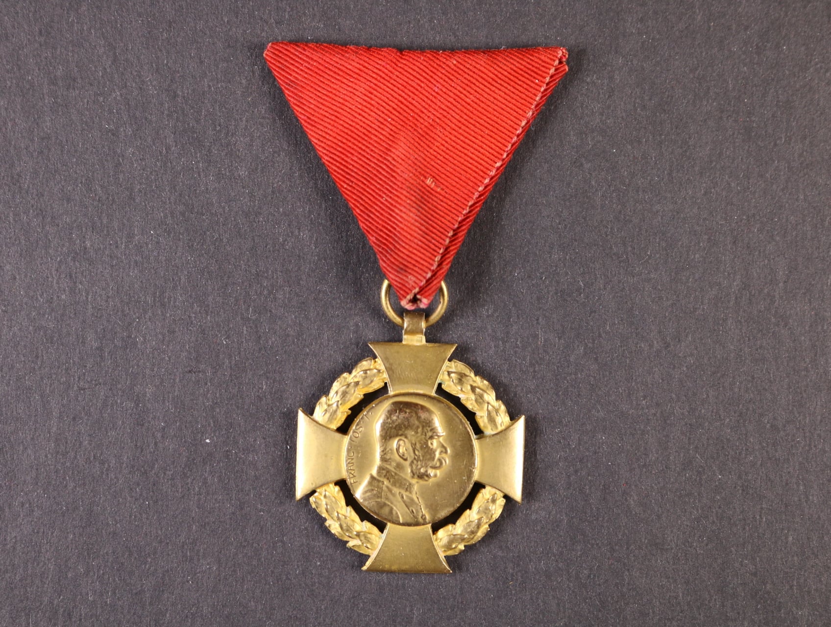 Jubilejní kříž z r. 1908, na původní civilní stuze