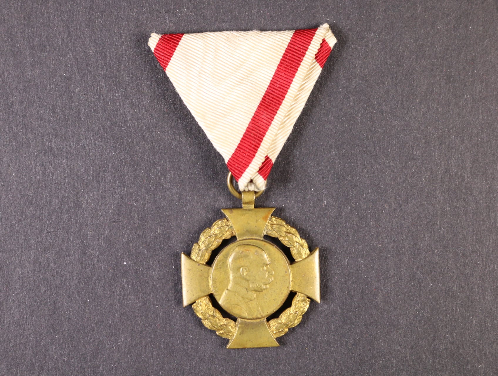 Jubilejní kříž 1908 na původní vojenské stuze