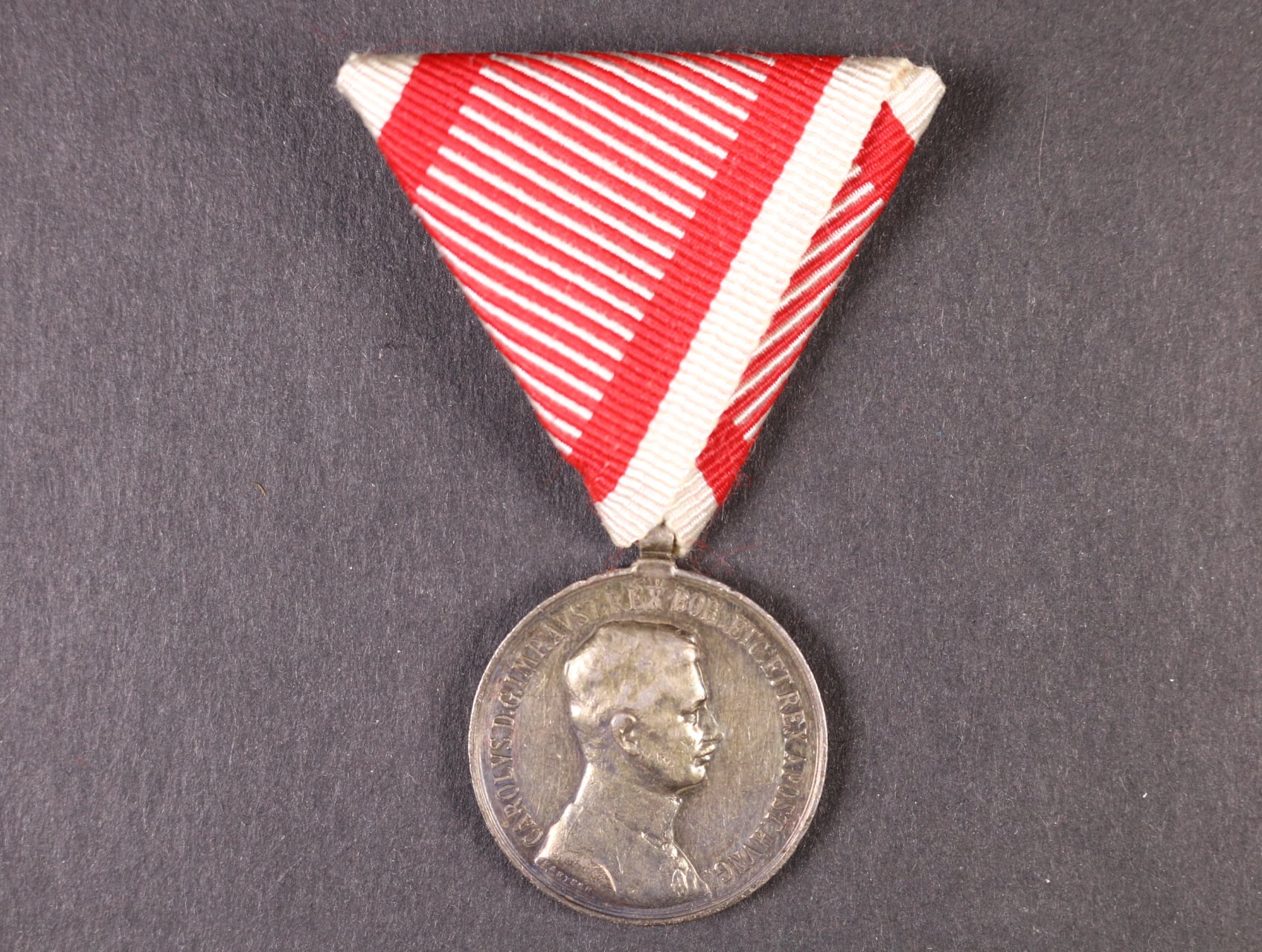 Medaile za statečnost II. třídy, Ag, nová vojenská stuha, vydání 1917 - 1918, na hraně značka A