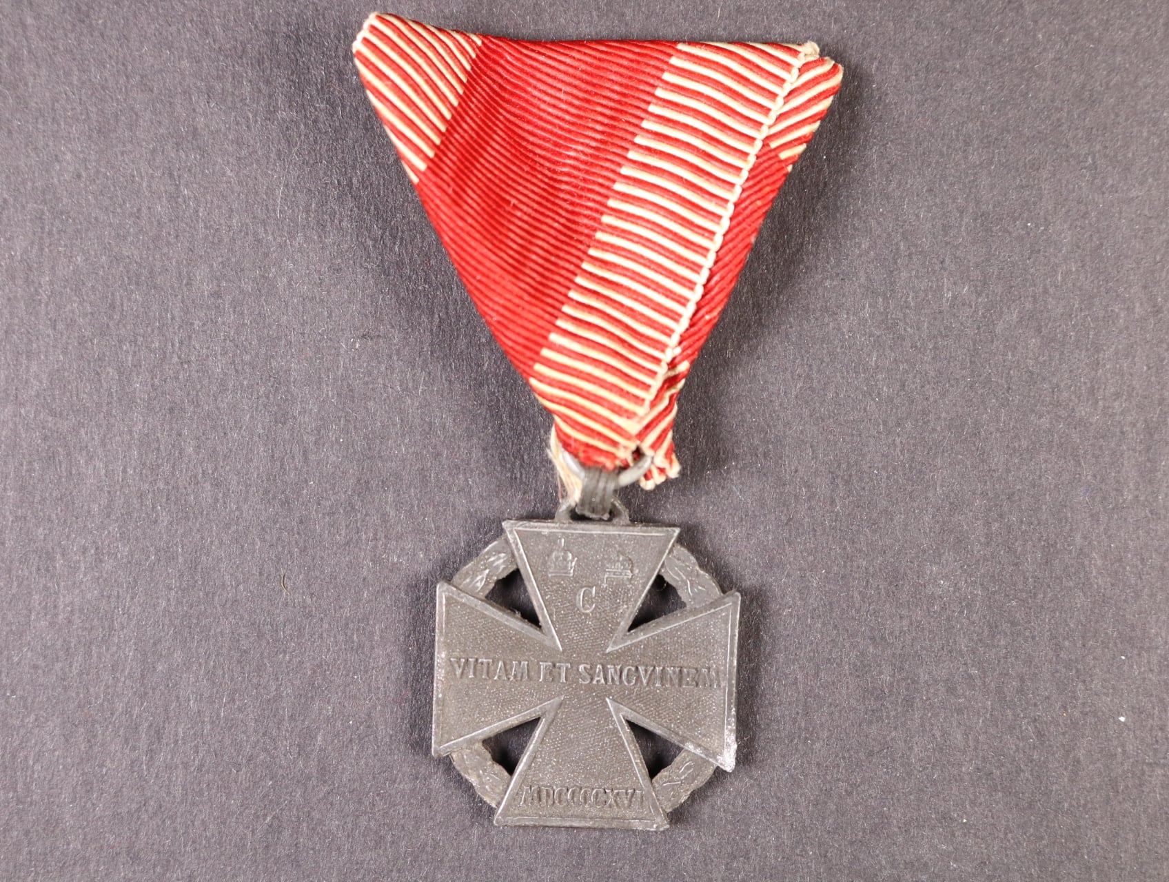 Karlův vojenský kříž, na hraně značka BSW