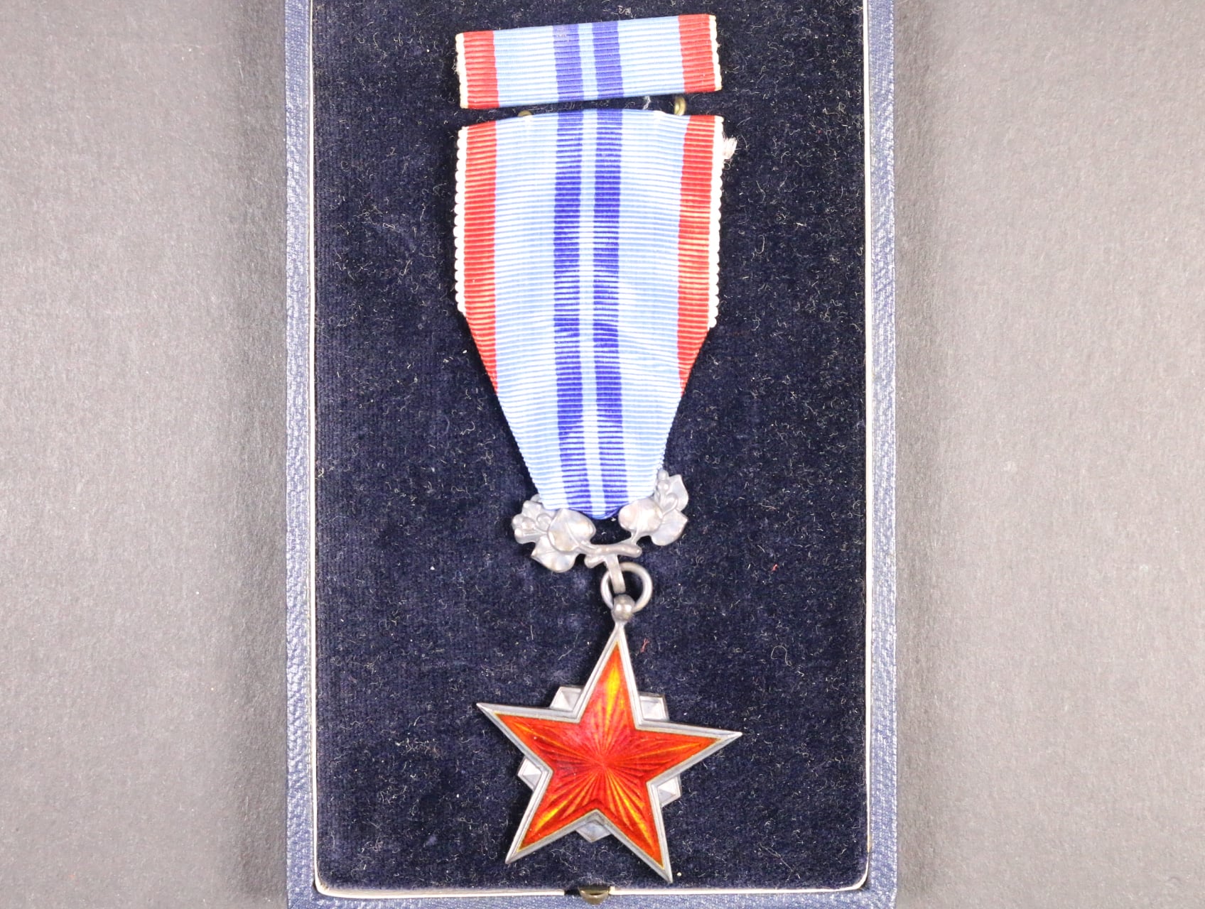 Řád rudé hvězdy práce ČSR č.3698, punc Ag 900/1000, značka výrobce Zukov Praha, etue