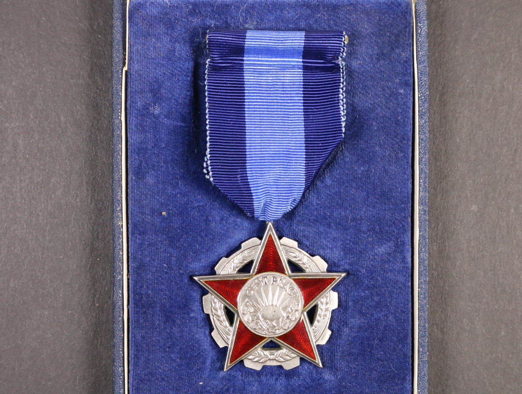 Řád práce II. vydání po roce 1960 ČSSR č. 3235, punc Ag 900, značka výrobce Zukov + etue