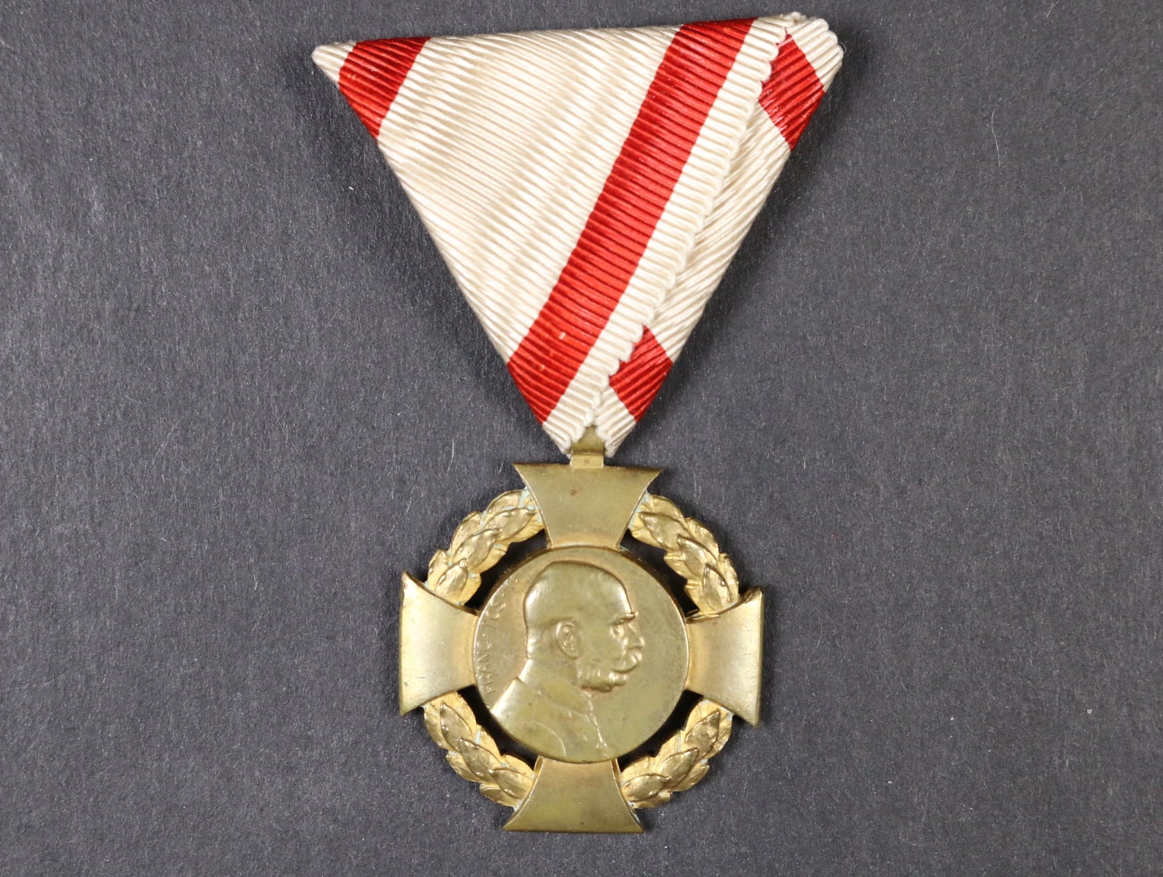 Jubilejní kříž 1908 na původní vojenské stuze